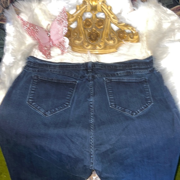 NYDJ Relaxed fit w/ tapered leg Women’s 22W** Note discoloration flaw in front** - Picture 6 of 10